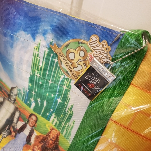 NWT HARVEYS SEATBELT BAG "POSTER TOTE YELLOW BRICK ROAD" BAG, WIZARD OF OZ! - Picture 4 of 9
